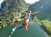 爱游戏在线-赛道上的心跳，勒克莱尔统治全场，法拉利险胜梅赛德斯