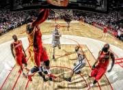 爱游戏下载-跨界主宰，当76人强压火箭，德罗赞在欧冠决赛接管比赛