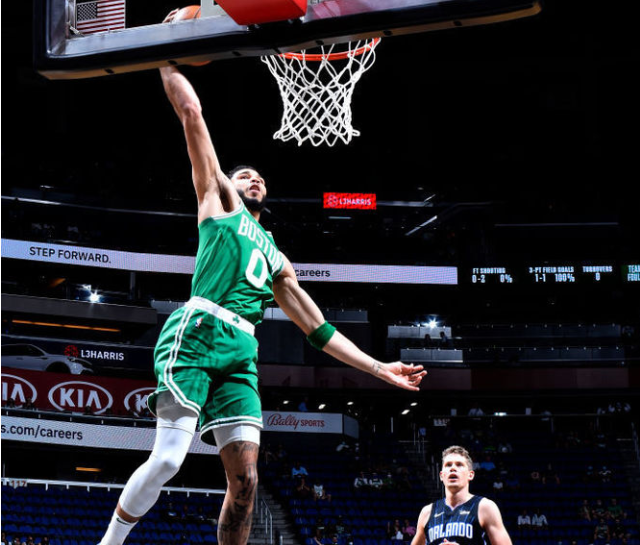 湖人B队血洗凯尔特人，萨姆·米切尔三分雨点燃全场