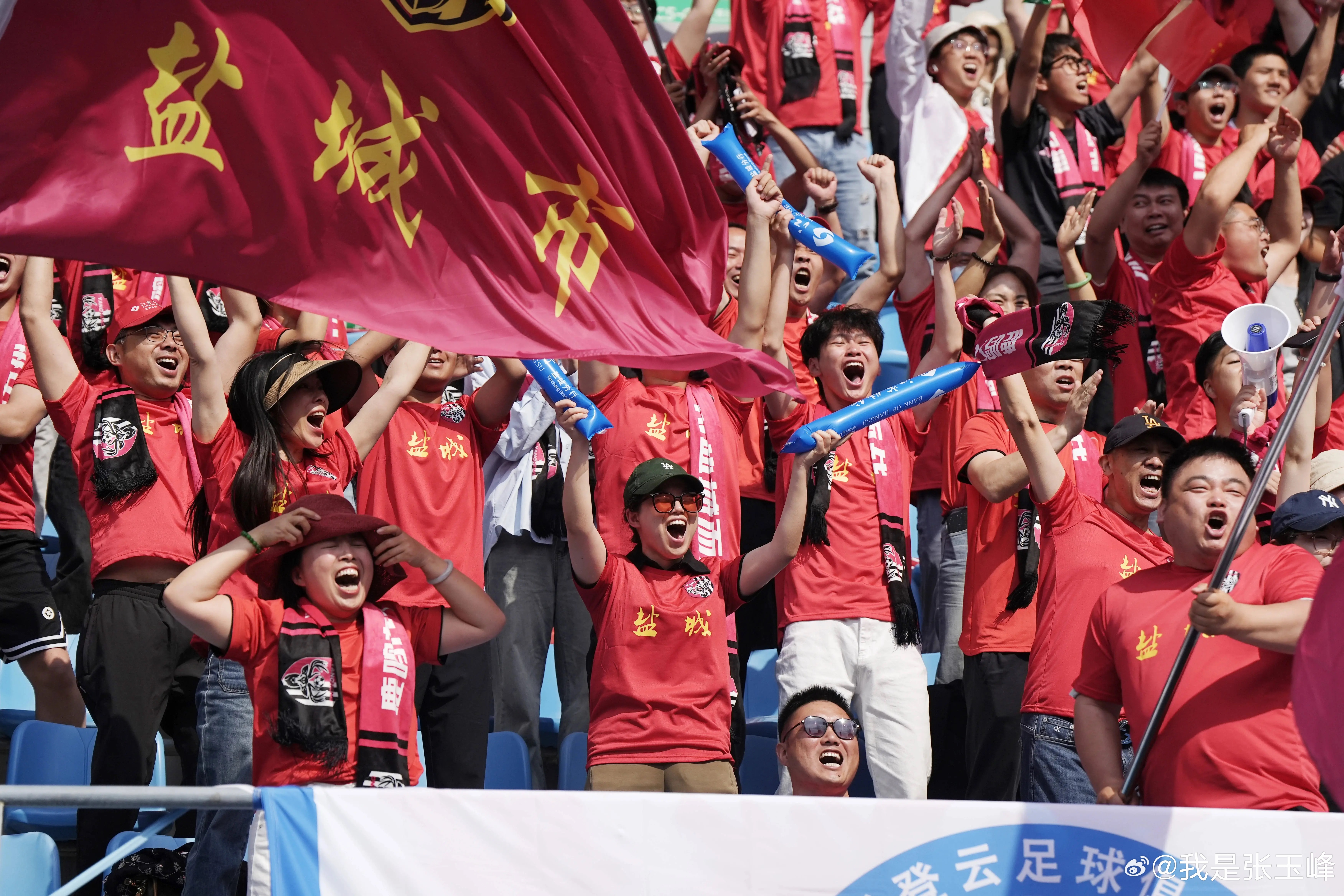 足球赛场上火爆对决，球迷热情高涨