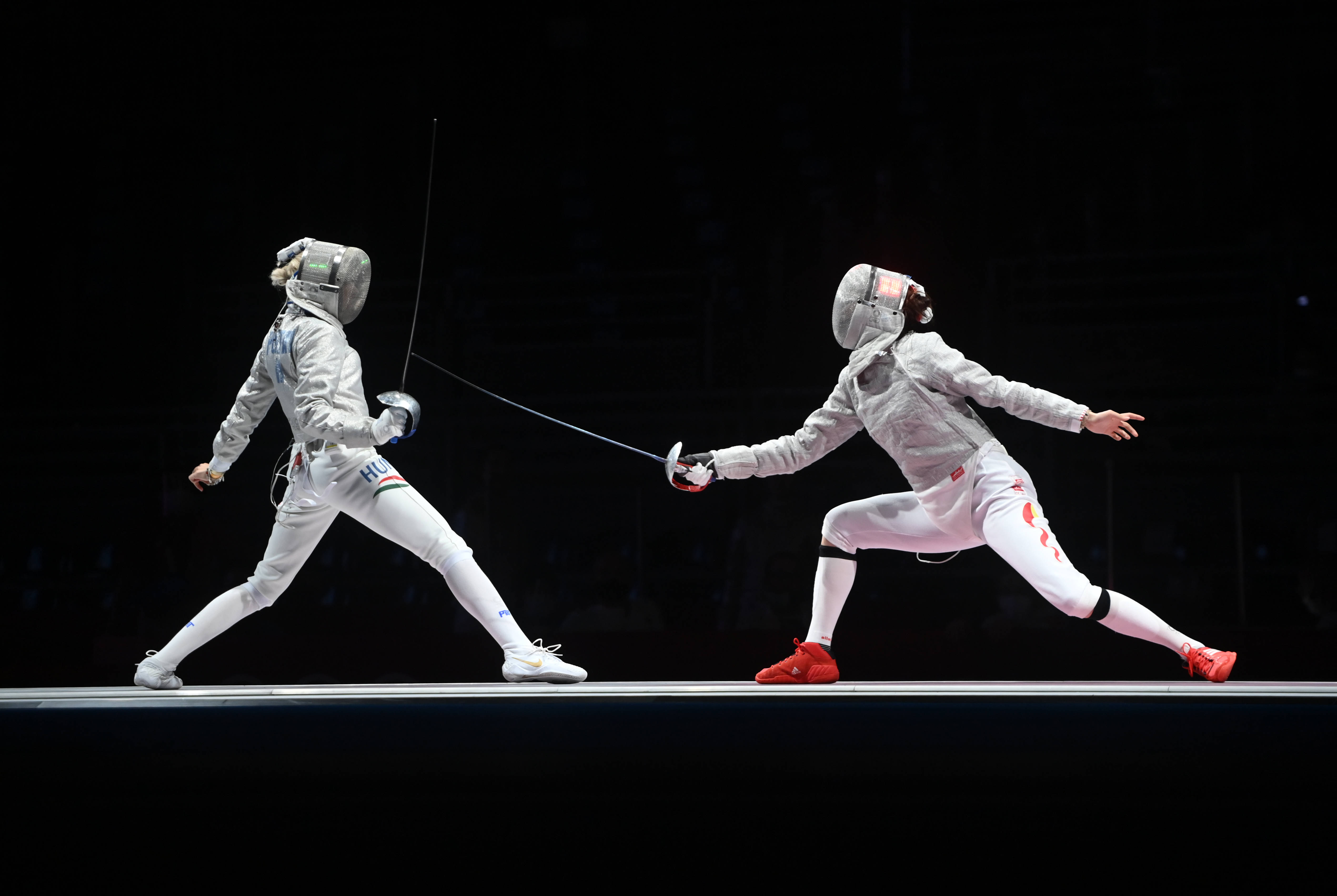 匈牙利女子击剑队火力全开，收获胜利