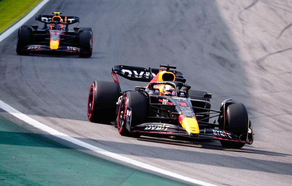 梅赛德斯绝杀红牛车队，佩雷兹统治全场